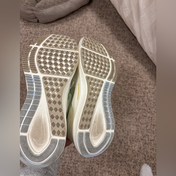 Nike Women's Structure 25 Running Shoes in Sail - Picture 8 of 9